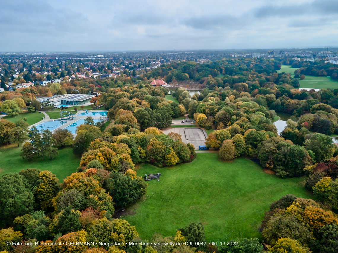 13.10.2022 - Der Ostpark mit See und Biergarten in Neuperlach 13.10.2022 - Der Ostpark mit See und Biergarten in Neuperlach